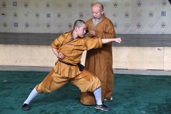 Master Shi Yanzhuang teaches Chang Tianci Shaolin Kung Fu.  (Photo/CGTN)