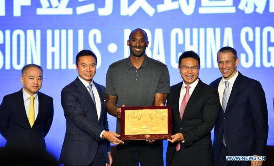 Former NBA basketball player Kobe Bryant (C) poses during a signing ceremony in Haikou, capital of south China's Hainan Province, Sept. 12, 2017. (Xinhua/Guo Cheng)