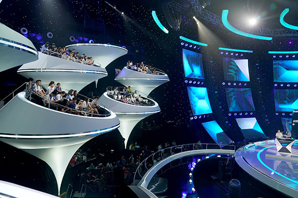 Audiences sit on floating platforms during a TV program about artificial intelligence at a China Central Television studio in Beijing. (Photo/Xinhua)