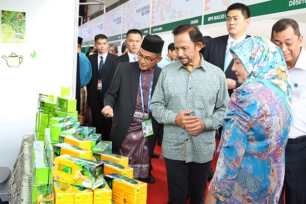 Haji Hassanal Bolkiah, Brunei Darussalam's Sultan, visits the 14th China-ASEAN Expo, which opened on Tuesday in Nanning, capital of the Guangxi Zhuang autonomous region. (Xia Wenning/for China Daily)