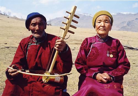 Two ethnic Mongolians perform traditional folk song Urtiin Duu. (Photo provided to CGTN)