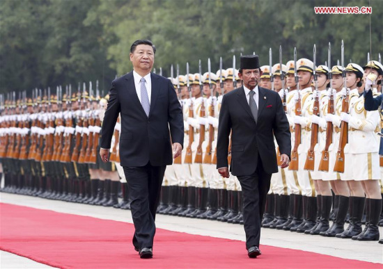 Chinese President Xi Jinping (L) holds a welcome ceremony for Brunei's Sultan Haji Hassanal Bolkiah before their talks in Beijing, capital of China, Sept. 13, 2017. (Xinhua/Xie Huanchi)