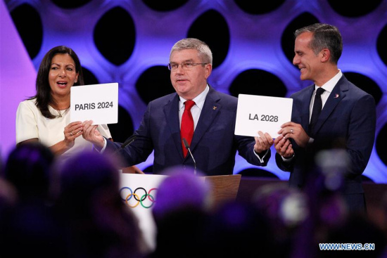 International Olympic Committee President Thomas Bach (C) poses for photos with Anne Hidalgo (L), Mayor of Paris, and Eric Garcetti, Mayor of Los Angeles, at the 131st IOC session in Lima, Peru, on Sept. 13, 2017. (Xinhua/Luis Camacho)