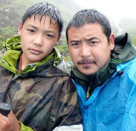 Zhang Wei and his son take selfie during their during their 1,700-kilometer-long journey from Zigong City in Sichuan Province to Lhasa City in Tibet Autonomous Region. (Photo from Weibo.com of CCTV) 