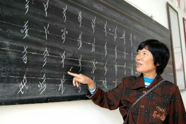Zhou Huijuan gives a lecture on Nushu, a female-only language, at a night school in a village in Jiangyong, Hunan province. (Photo provided to chinadaily.com.cn)