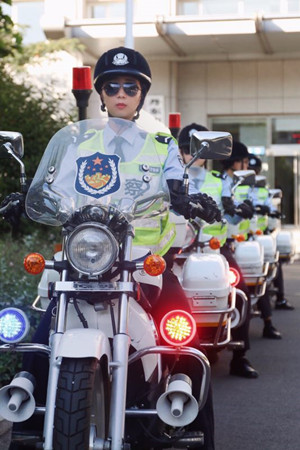 A team of traffic officers patrols the streets beside the Yalu River in Dandong, Liaoning province. (Photo by Jiang Chengyun/Provided to chinadaily.com.cn)