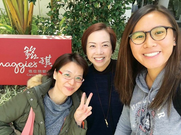 Lonna Kwan (center), owner of Comfort Me, a store that sells bras specially designed for women with breast cancer. (Photo provided to China Daily)