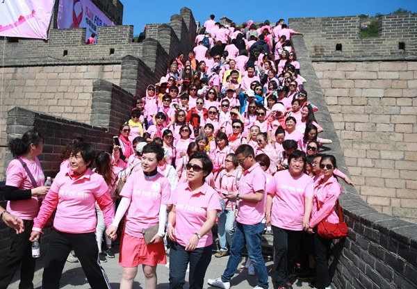 Breast cancer survivors and supporters walk on the Great Wall to promote awareness of the disease.(Photo by Zou Hong/China Daily)