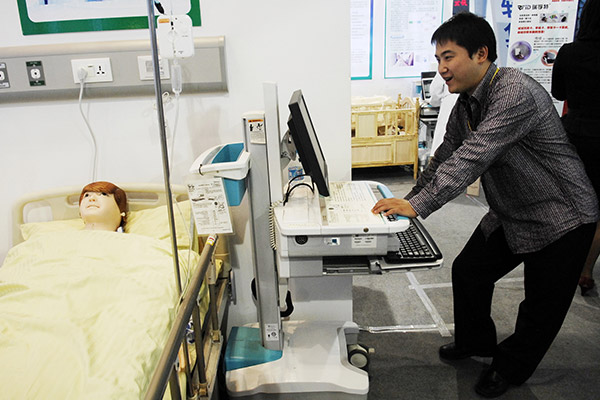 A smart healthcare management platform is demonstrated at an IoT exhibition in Wuxi, East China's Jiangsu province. (Photo/Xinhua)
