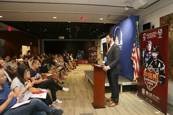Former NHL player Kevin Westgarth (R) gives a speech at the Hockey Night event in the US embassy in Beijing, Sept 14, 2017. (Photo provided to chinadaily.com.cn)