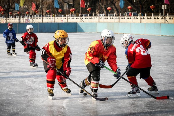 A growing number of children in Beijing have embraced ice hockey. (Photo/China Daily)
