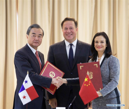 Chinese Foreign Minister Wang Yi (L), Panama's President Juan Carlos Varela (C) and Isabel Saint Malo de Alvarado, Panama's vice president and foreign minister, attend a signing ceremony in Panama City, on Sept. 17, 2017. Wang hold the first political consultation between the two governments with his Panamanian counterpart here on Sunday. (Xinhua/Dan Hang)