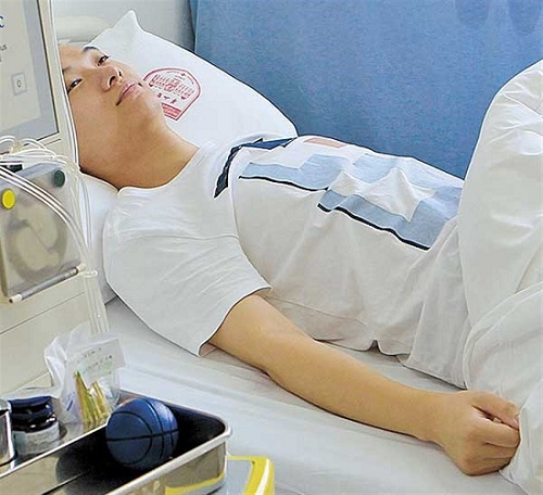 Xu Miao donating his stem cells at Huashan Hospital. (Ti Gong)