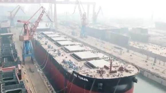 ‍The world's biggest ore carrier manufactured in China leaves port, Sept. 19, 2017. (Photo provided to CGTN)
