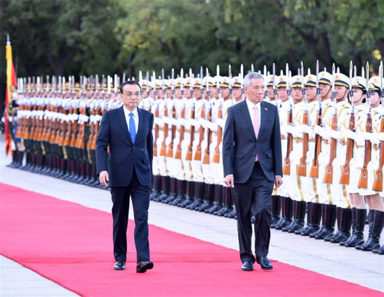 Chinese Premier Li Keqiang (L) holds a welcome ceremony for Singaporean Prime Minister Lee Hsien Loong before their talks in Beijing, capital of China, Sept. 19, 2017. (Xinhua/Zhang Ling)