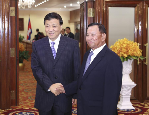 Liu Yunshan (L), a member of the Standing Committee of the Political Bureau of the Communist Party of China (CPC) Central Committee, meets with Cambodia's acting head of state and Senate President Samdech Say Chhum in Phnom Penh, Cambodia, Sept. 19, 2017. (Xinhua/Ding Lin)