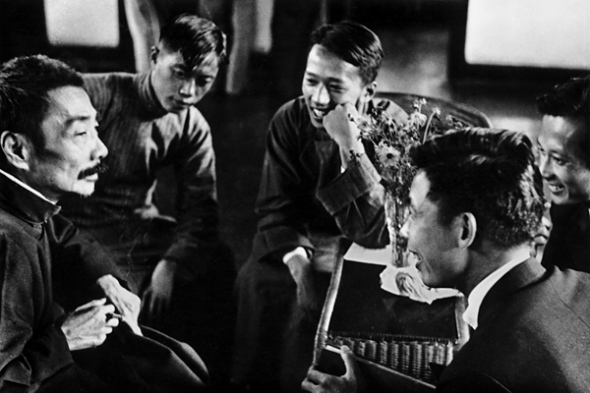 Chinese writer Lu Xun (foreground left) is one of the iconic figures in Sha Fei's photographs. (Photo provided to China Daily)