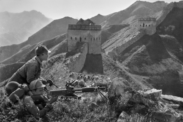 Sha also focused on battle scenes, like soldiers on the Great Wall in 1937 during the War of Resistance Against Japanese Aggression (1931-45). (Photo provided to China Daily)