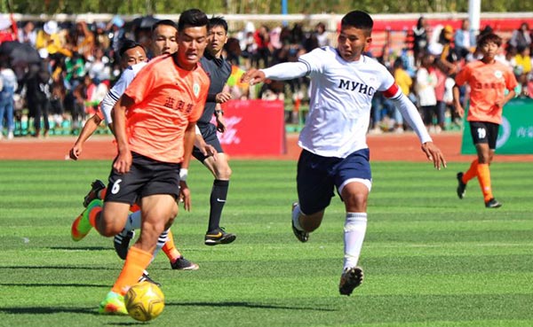 Players from Russia's Lomonosov Moscow State University march during the opening ceremony of the Jintong Cup Silk Road International Collegiate Football Invitational Tournament at the Shengle Campus of IMNU in Hohhot, Inner Mongolia autonomous region, on Sept 22, 2017. (Photo provided to chinadaily.com.cn)