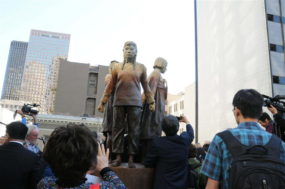 People watch a comfort women monument at St. Mary Square in San Francisco, the United States, on Sept. 22, 2017. Comfort Women Justice Coalition, a local grassroots advocacy group devoted to bring justice for the victims of Japanese military sexual slavery during the World War Two, unveiled a monument dedicated to the comfort women in San Francisco on Friday. (Xinhua/Ma Dan)