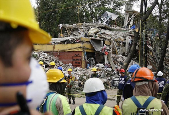 Volunteers work on the search for survivors at a building that collapsed after an earthquake, in a neighborhood south of Mexico City, capital of Mexico on Sept. 23, 2017. (Xinhua/David de la Paz)