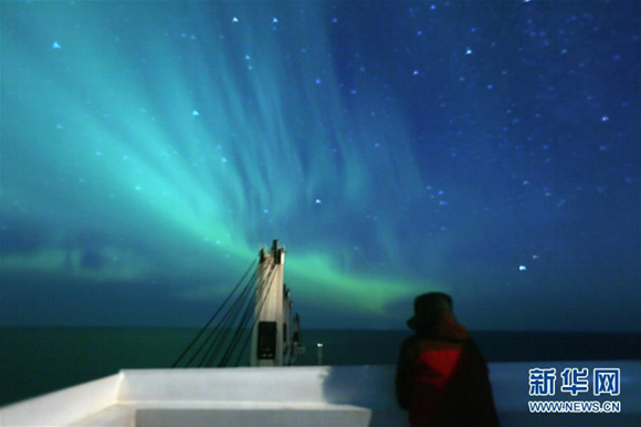 An aurora is seen on the Tianjian cargo ship sailing on the Arctic on September 20, 2017. (Photo‍/Xinhua) 