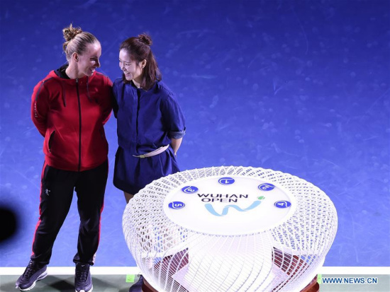 China's Li Na (R) talks with Svetlana Kuznetsova of Russia during the opening ceremony for 2017 WTA Wuhan Open in Wuhan, capital of central China's Hubei Province, on Sept. 24, 2017. (Xinhua/Ou Dongqu)