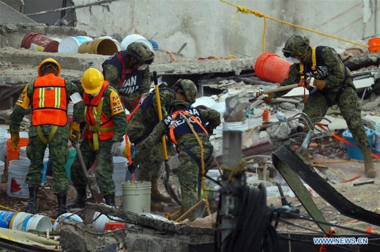Soldiers search in a collapsed building after an earthquake in Mexico City, capital of Mexico, on Sept. 24, 2017. (Xinhua/Str)