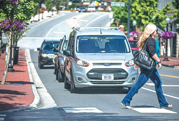 A road test conducted by Ford to find out what signals work best between autonomous cars and pedestrians. (Photo provided to China Daily)