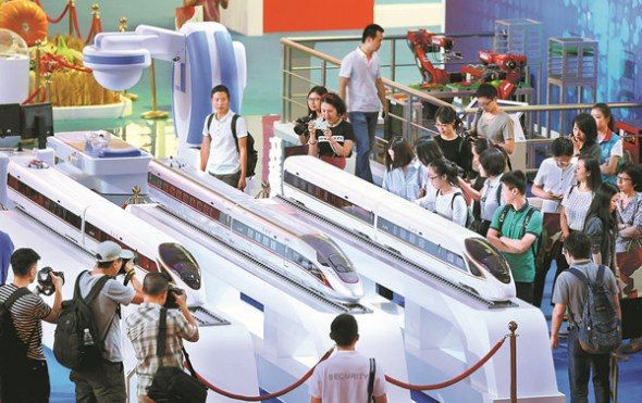 An exhibition showcasingthe country's progress in the past five years under the leadership of the CPC is held at the Beijing Exhibition Hall, where it started on Monday. On display are models of the new Fuxing bullet train. (FENG YONGBIN / CHINA DAILY)