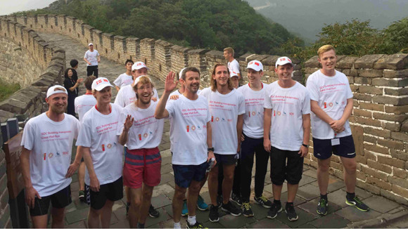The Crown Prince of Denmark (Front, 4th from left)) poses for a photo on the Great Wall, Sept. 25, 2017. (Photo/CGTN)