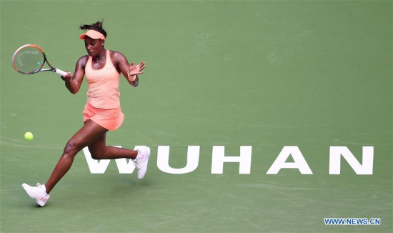 Sloane Stephens of the United States returns the ball during the singles first round match against Wang Qiang of China at 2017 WTA Wuhan Open in Wuhan, capital of central China's Hubei Province, on Sept. 25, 2017. Sloane Stephens lost 0-2.(Xinhua/Li Ga)