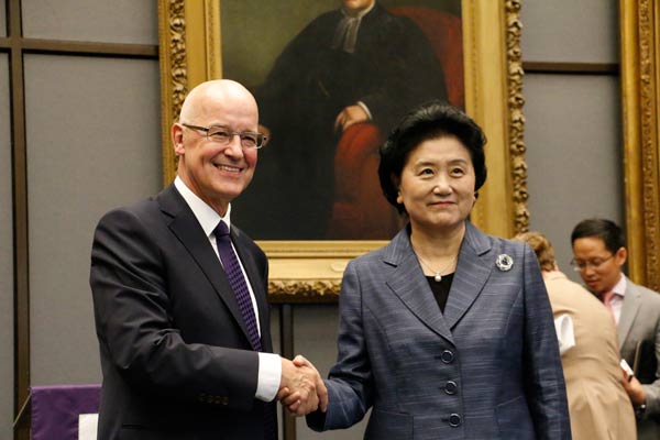 NYU President Andrew Hamilton (L) awards Chinese Vice-Premier Liu Yandong the New York University Medal of Honor, the university's highest honor,at a ceremony at the university on Monday. ZHANG RUINAN / CHINA DAILY 