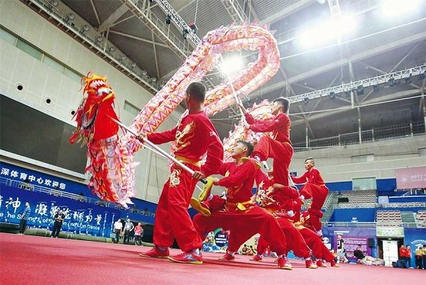 Chinas Sanlin team won the gold, but Indonesias Daya Bersama, which means glory together, proved to be a tough competitor at the dragon and lion dancing championship. (Jiang Xiaowei)