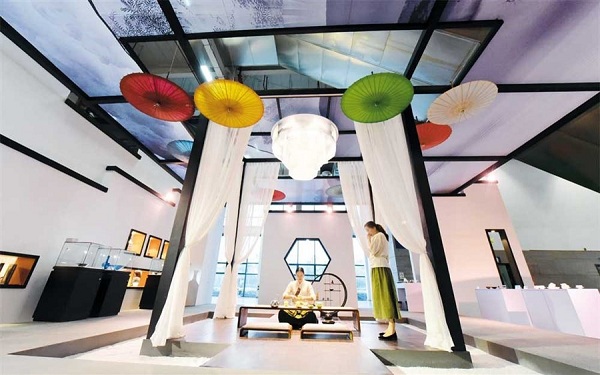 A tea master performs tea ceremony at the 11th Hangzhou Cultural and Creative Industry Expo, which ended yesterday.(Photo/Shanghai Daily)