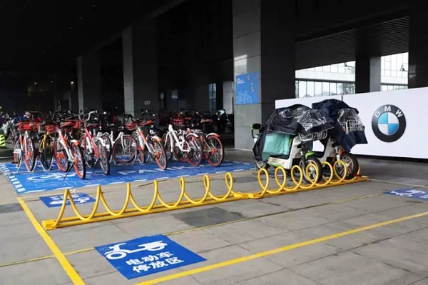 A parking lot planned for shared bicycles and electric motor bikes is pictured in the Zhejiang Hangzhou Sci-Tech City in Hangzhou, Zhejiang province, on Sept 20, 2017. (Photo provided to chinadaily.com.cn)