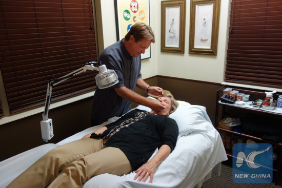 Acupuncturist Paul Murray practices at Whole Health Center in Denver, Colorado, the United States, on Sept. 26, 2017. (Xinhua)