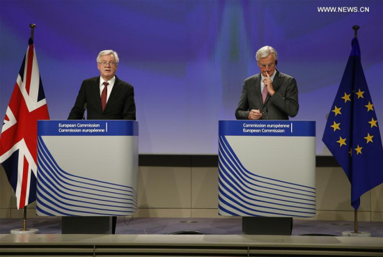 Britain's Brexit Secretary David Davis (L) and European Union chief negotiator Michel Barnier attand a press conference at the end of the fourth round of Brexit talks at the EU Commission in Brussels, Belgium, Sept. 28, 2017. (Xinhua/Ye Pingfan)
