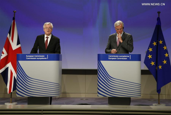 Britain's Brexit Secretary David Davis (L) and European Union chief negotiator Michel Barnier attand a press conference at the end of the fourth round of Brexit talks at the EU Commission in Brussels, Belgium, Sept. 28, 2017. (Xinhua/Ye Pingfan)