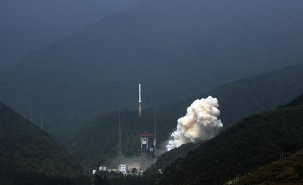 The Long March 2C carrier rocket blasts off at the Xichang Satellite Launch Center in Sichuan province on Sept 29, 2017. (Photo/Xinhua)