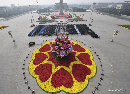 A ceremony is held to present flowers to the people's heroes at the Tian'anmen Square in Beijing, capital of China, Sept. 30, 2017, to honor and remember deceased national heroes on the Martyrs' Day. (Xinhua/Yan Yan)