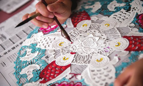 Traditional paper cutting in a local village. (Photo/Courtesy of the first Zhangjiakou Tourism Development Industry Conference)