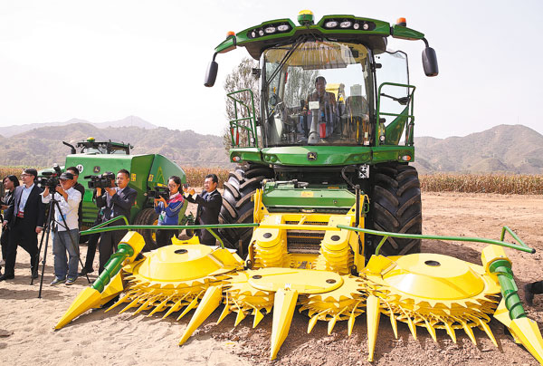A John Deere 8400 self-propelled forage harvester on display at China-U.S. Friendship Demonstration Farm, in Luanping county, Hebei province, on Saturday. ZOU HONG / CHINA DAILY A John Deere 8400 self-propelled forage harvester on display at China-U.S. Friendship Demonstration Farm, in Luanping county, Hebei province, on Saturday. ZOU HONG / CHINA DAILY