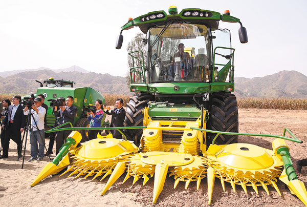 A John Deere 8400 self-propelled forage harvester on display at China-U.S. Friendship Demonstration Farm, in Luanping county, Hebei province, on Saturday. ZOU HONG / CHINA DAILY