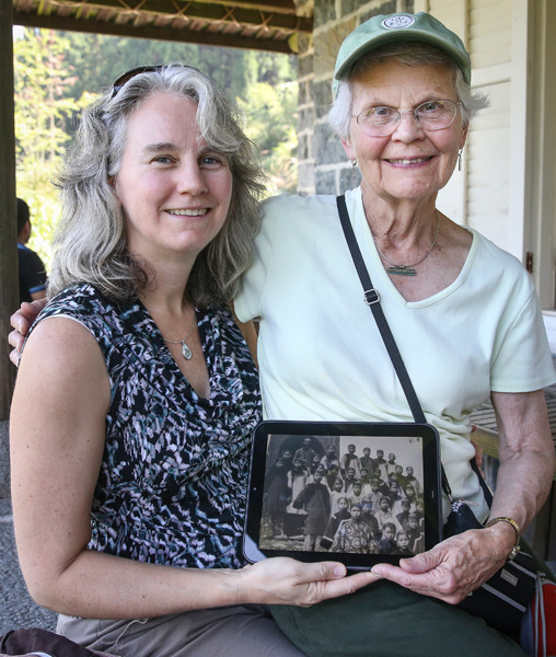 Karyl Condit and daughter Andrea, visiting Fujian province, hold a photo with J. Bruce and Isabelle Eyestone, Condit's grandparents, who lived in China in the early 1900s. Hu Meidong/China Daily