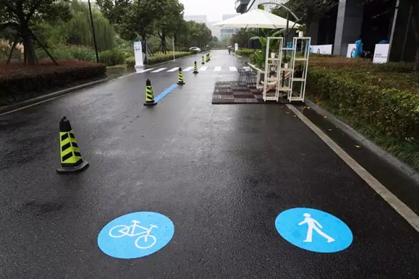The flows of vehicles, bicycles, and pedestrians are separated on a road in the Zhejiang Hangzhou Sci-Tech City in Hangzhou, Zhejiang province. (Photo provided to chinadaily.com.cn)