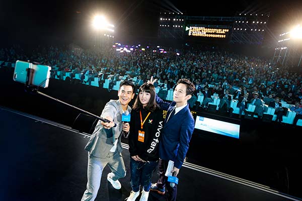 Eddie Peng Yuyan, celebrity ambassador for Vivo, took pictures with fans using the Vivo X20. (Photo provided to chinadaily.com.cn)