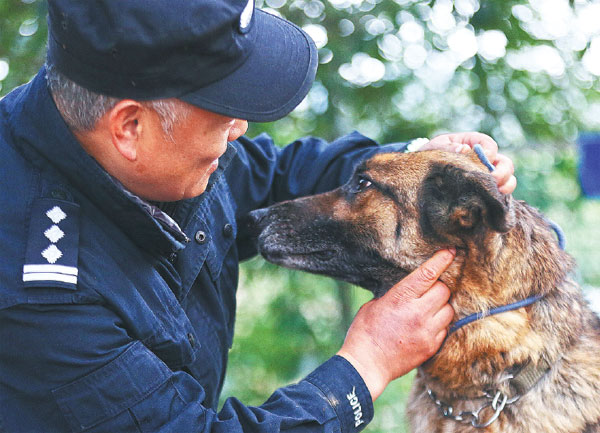Bai Yan, a policeman in Hangzhou, Zhejiang province, performs a daily health check on Gongzi. Photos Provided to China Daily