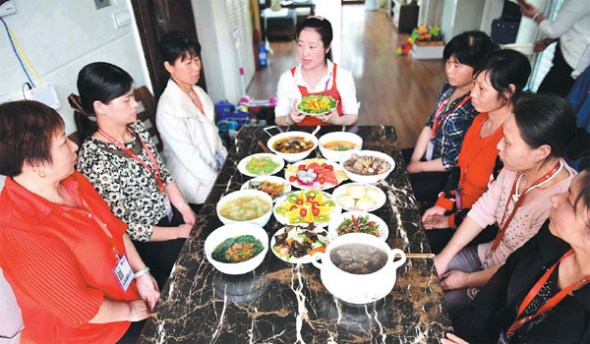 Maternity nurses attend a training session in Ji'an, Jiangxi province, in May last year, on how to cook nutritious meals for women who just give birth to a baby. (Li Fusun / For China Daily)