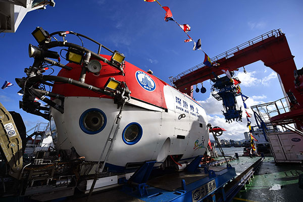 China's new manned submersible, Shenhai Yongshi, on board the exploration ship Tansuo-1, returns to port on Tuesday in Sanya, Hainan province, after completing deep-sea testing in which it reached a depth of 4,500 meters. (GUO CHENG/XINHUA)